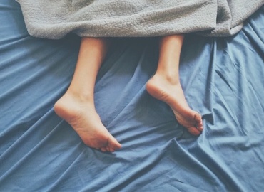 Синдром беспокойных ног ночью: понимание неврологических причин RLS